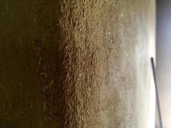 Claytec Lehm Oberputz grob aus der Nähe. Die Oberfläche wurde nach dem Antrocknen mit einem Schwammbrett abgerieben und nun ist das Stroh und die Struktur deutlich zu sehen. Übrigens: Der Lehmputz ist absolut stabil und sandet überhaupt nicht.\\n\\n02.12.2015 17:30