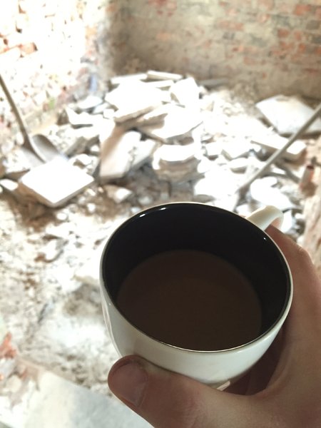 Der erste Kaffee im neuen Büro. Hier folgt ein schöner Lehmputzauftrag mit Claytec Lehmoberputz grob.\\n\\n03.12.2015 08:15